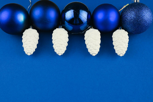 снежные конусы на синем фоне. Высокое качество фото - Фото, изображение