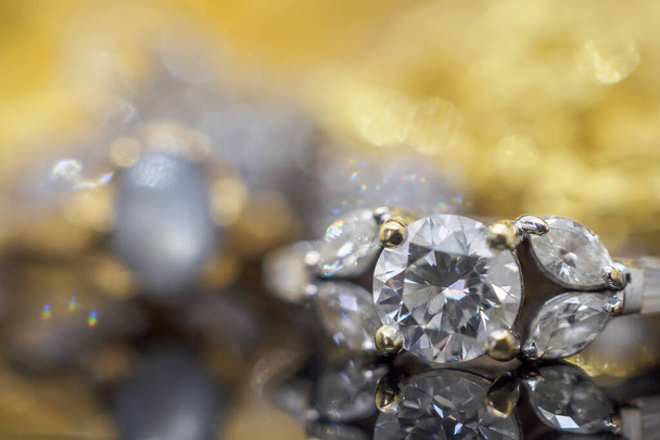 Πολυτελή χρυσά κοσμήματα διαμαντένια δαχτυλίδια με αντανάκλαση σε μαύρο φόντο - Φωτογραφία, εικόνα