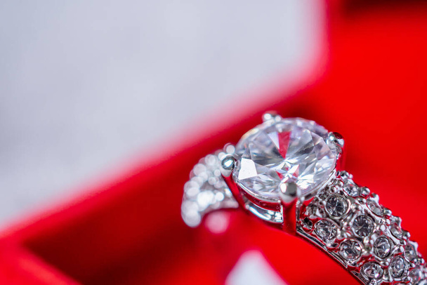 Verlobung Diamantring in rotem Schmuck-Geschenkkarton - Foto, Bild