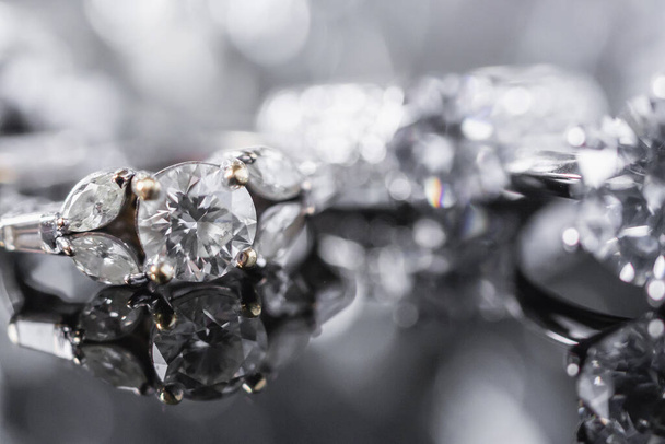 Luxusní šperky diamantové prsteny s odrazem na černém pozadí - Fotografie, Obrázek