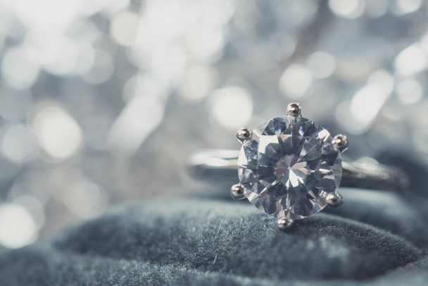 noivado de luxo anel de diamante com fundo abstrato luz bokeh
 - Foto, Imagem