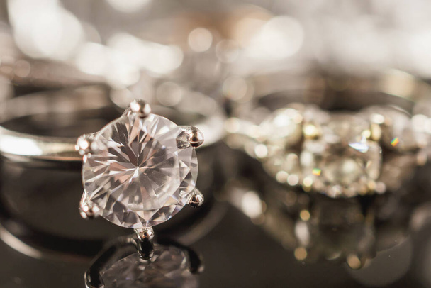 Luxo jóias anéis de diamante com reflexão sobre fundo preto - Foto, Imagem