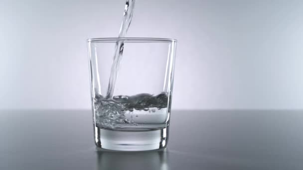 verter água mineral em vidro a partir de garrafa - Filmagem, Vídeo