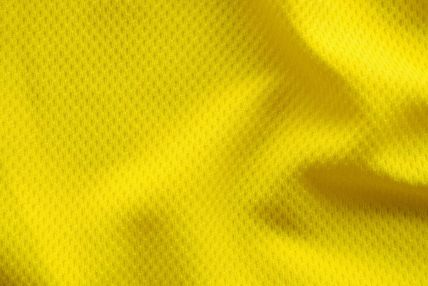 Sárga színű labdarúgó mez ruházat szövet textúra sport viselet háttér, közelről - Fotó, kép