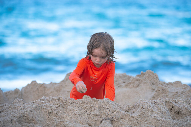Cute kid having fun on sandy beach in summer. - Valokuva, kuva