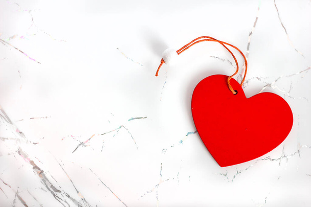 Beyaz mermer arka planda kırmızı kalp, aşk konsepti, sevgililer günü tebrik kartı düzeni, metin için yer - Fotoğraf, Görsel