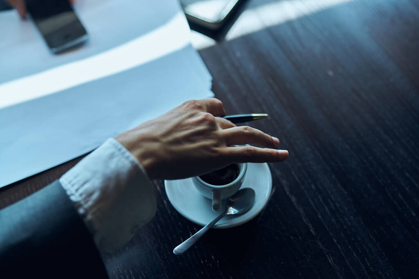 Ділова людина в кафе документує чашку кави на столі офіційна робота
 - Фото, зображення