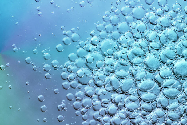 bubliny kyseliny uhličité na vodní hladině - Fotografie, Obrázek