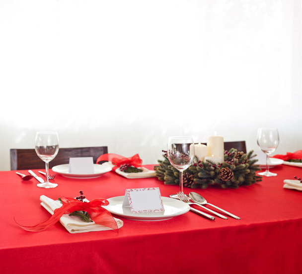Red dinner table setup - 写真・画像
