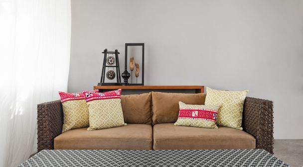 Bézs barna kanapé fényűző belső környezetben - Fotó, kép