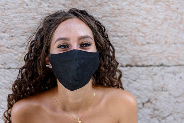 Mulher usando uma máscara facial contra Covid 19. Preocupação respiratória. Máscara preta para o vírus. - Foto, Imagem