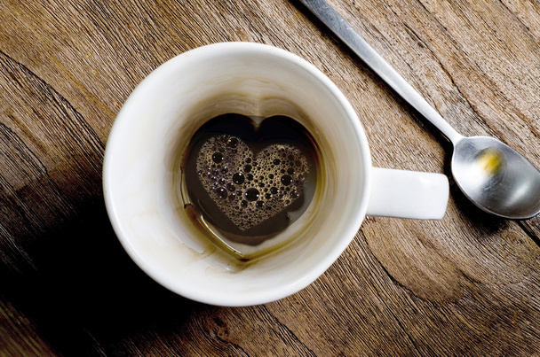 hrnek káva srdce symbolem na dřevěný stůl pozadí - Fotografie, Obrázek