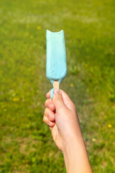 Yaz mevsiminde eriyen dondurmayı tutan çocuk. - Fotoğraf, Görsel