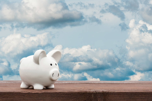 Banco piggy branco com fundo céu - conceito de negócio - Foto, Imagem