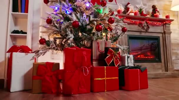 Κουτιά δώρων κάτω από το χριστουγεννιάτικο δέντρο όμορφα διακοσμημένα - Πλάνα, βίντεο