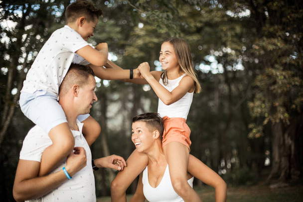 Мать, дочь-подросток, брат и отец веселятся - Фото, изображение