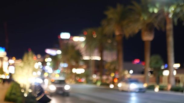 Desenfocado fabuloso Las Vegas Strip boulevard, casino de lujo y hotel, área de juego en Nevada, Estados Unidos. Vida nocturna y tráfico cerca de la calle Fremont en el complejo turístico de dinero jugando. luces de neón de la ciudad del pecado. - Foto, imagen