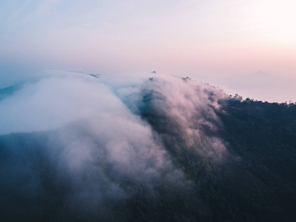Nebel und Bergblick Berge und Nebel in der Morgenlandschaft Blauviolett - Foto, Bild