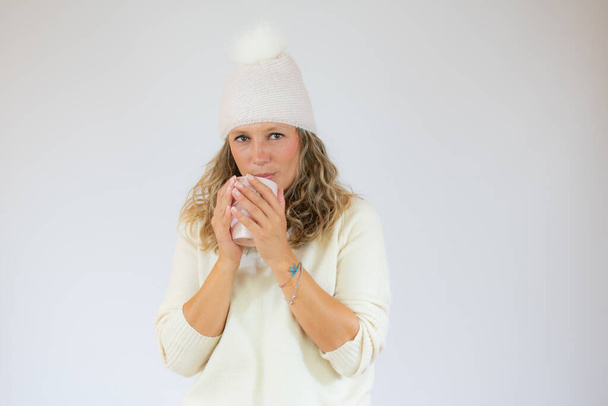 Smiling beautiful woman in winter clothes with a cup - Photo, Image