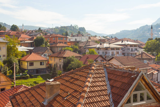 Blick auf die Dächer des historischen Viertels von Sarajevo. Bosnien und Herzegowina - Foto, Bild