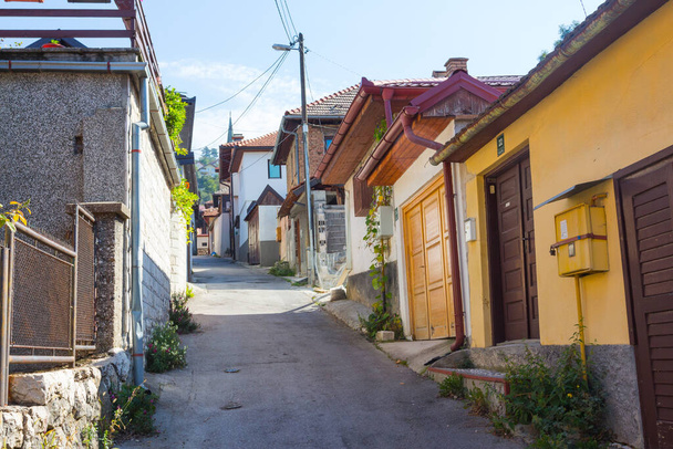 Calle estrecha en el distrito histórico de Sarajevo. Bosnia y Herzegovina - Foto, imagen
