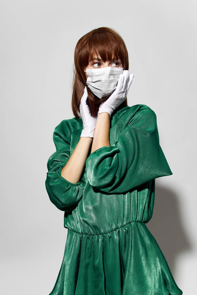 Muoti naisten koronavirus, malli poseeraa käsineet ja suojaava lääketieteellinen naamio - Valokuva, kuva