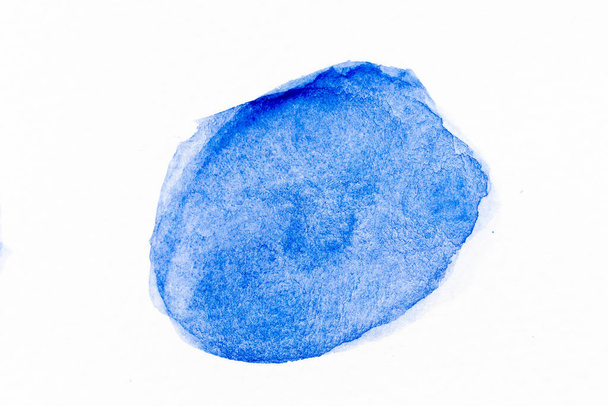 Couleur bleue aquarelle dessin rond pinceau ou bannière en forme sur fond de papier blanc - Photo, image