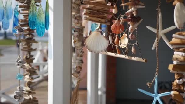 Tengerészeti stílus lóg kagyló dekoráció, tengerparti kék fa nyaralóház, csendes-óceáni part, Kalifornia USA. Tengeri pasztell belső dekoráció tengerparti ház szellő. Nyári tengeri szél esztétikai - Felvétel, videó
