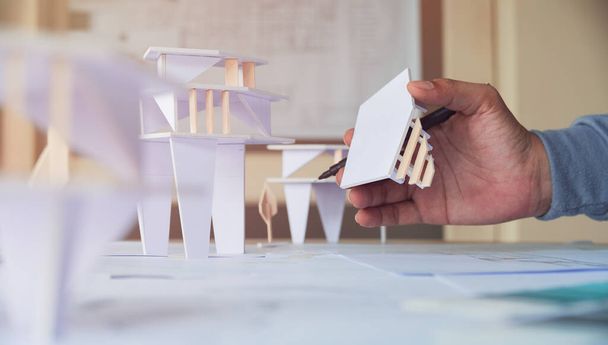 Architekt Entwurf Arbeitszeichnung Skizze Pläne Entwürfe und Herstellung architektonischer Konstruktion Modell im Architekturbüro - Foto, Bild