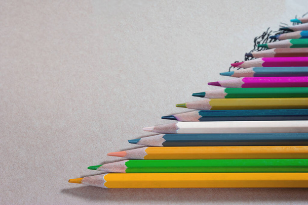 closeup színes ceruza barna papírra - Fotó, kép
