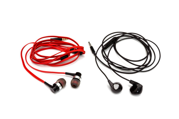 auriculares rojos y negros aislados sobre fondo blanco - Foto, imagen