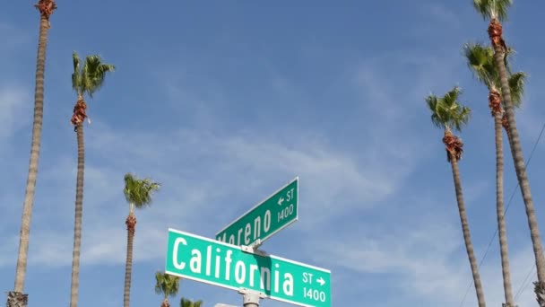 Kalifornijski znak drogowy na skrzyżowaniu. Listy na skrzyżowaniu drogowskazów, symbol letnich podróży i wakacji. USA cel podróży turystycznych. Tekst na tablicy w mieście niedaleko Los Angeles, trasa 101 - Materiał filmowy, wideo