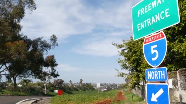 Entrada a la autopista, letrero informativo en crossraod en USA. Ruta a Los Ángeles, California. Autopista interestatal 5 señalización como símbolo de viaje por carretera, el transporte y las normas y regulaciones de seguridad vial - Metraje, vídeo