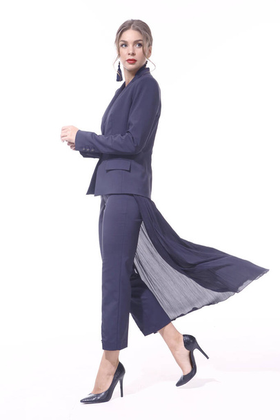 mujer de negocios en ropa formal oficial pantalón traje caminar zapatos de tacón alto cuerpo completo foto aislado en blanco - Foto, Imagen