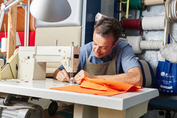 Obrero cualificado tapicería de muebles en taller de muebles de reparación - Foto, imagen