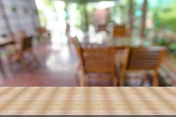Escritorio superior con fondo borroso restaurante, mesa de madera - Foto, Imagen