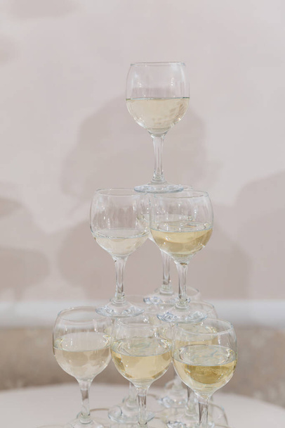 пирамида из бокалов шампанского на свадьбе. - Фото, изображение