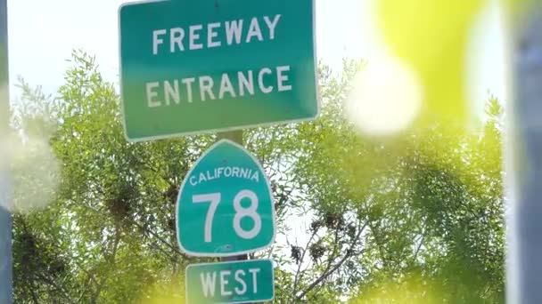 Autostrada segno di ingresso sul crossraod di interscambio nella contea di San Diego, California Stati Uniti. Statale Strada statale 78 cartello stradale. Simbolo di viaggio su strada, norme e regolamenti in materia di sicurezza dei trasporti e del traffico - Filmati, video
