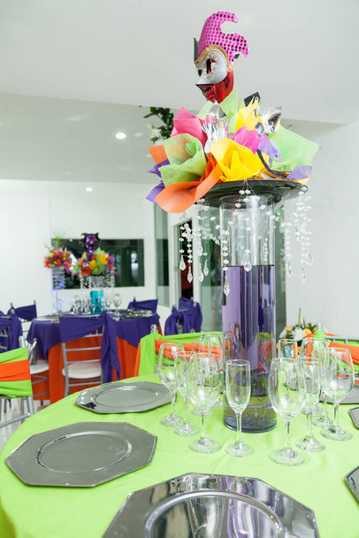 Decoración temática para celebraciones y fiestas; Sala de recepción con coloridas decoraciones y máscaras. - Foto, imagen
