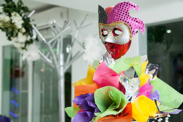 Thematische decoratie voor viering en feesten; Receptiekamer met kleurrijke decoraties en maskers. - Foto, afbeelding