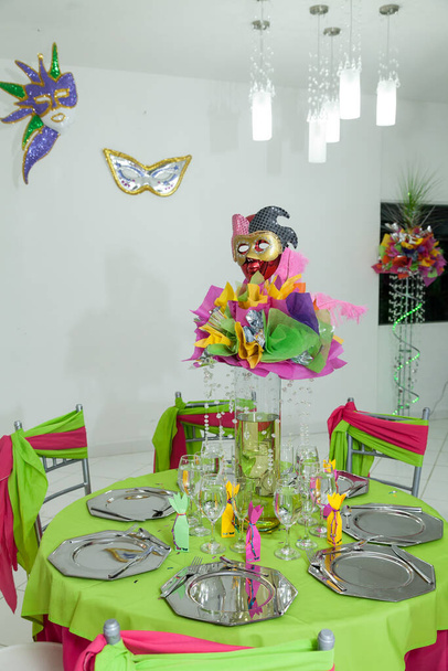 Thematische decoratie voor viering en feesten; Receptiekamer met kleurrijke decoraties en maskers. - Foto, afbeelding