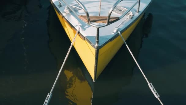 Sarı demirli teknenin ön tarafı su üzerinde yüzen halatlarla dolu. - Video, Çekim