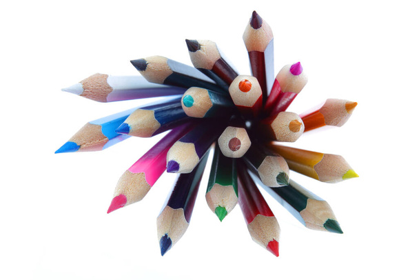 Skupina barevných tužek na bílém se selektivním ostřením - Fotografie, Obrázek