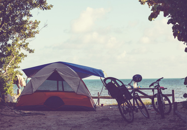 Tente dans le camping
 - Photo, image
