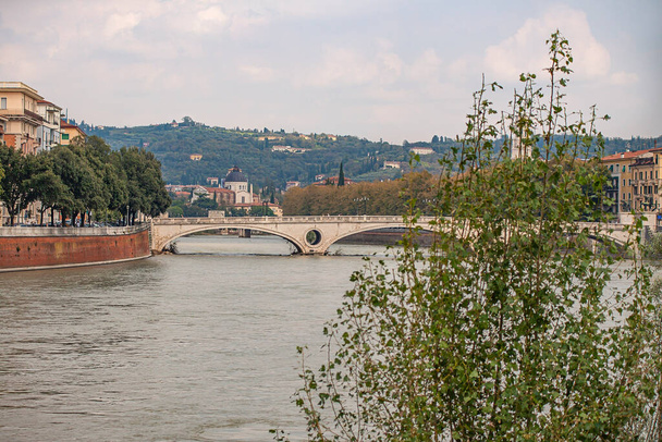 Vue sur le paysage de la rivière Adige à Vérone en Italie avec un pont - Photo, image