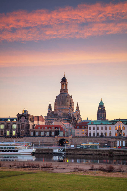 Dresden, Alemanha. Imagem da paisagem urbana do horizonte Dresden, Alemanha com a Catedral de Dresden durante o belo pôr do sol. - Foto, Imagem