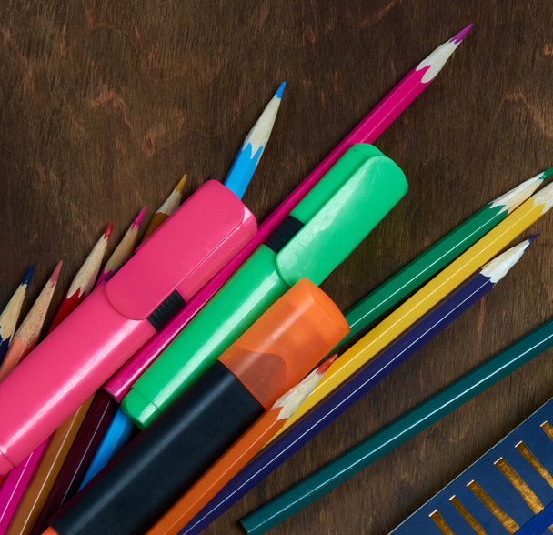 Buntstifte auf einem Holztisch - Foto, Bild