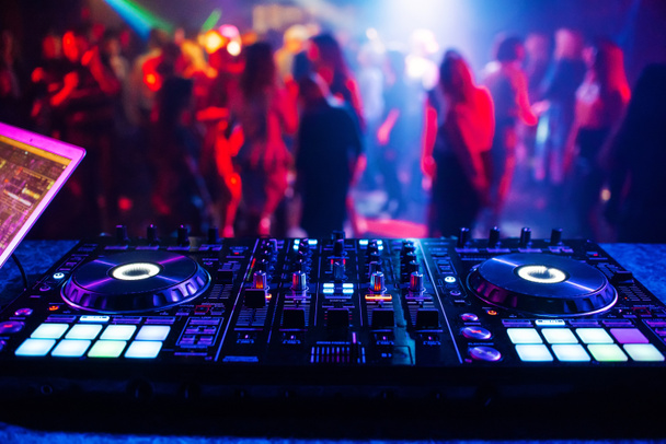 hudební regulátor DJ mixer v nočním klubu na párty - Fotografie, Obrázek
