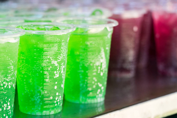 Grünes Getränk in klarem Kunststoffglas - Foto, Bild
