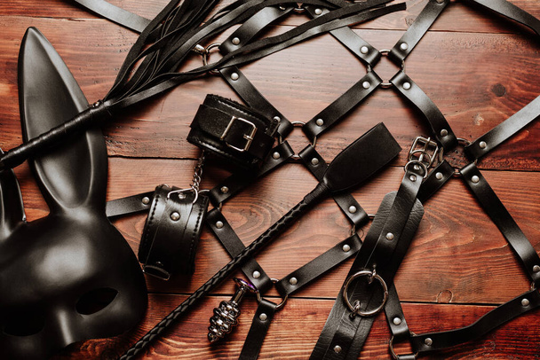 conjunto de juguetes sexuales para el sexo duro BDSM con la dominación y la sumisión. Látigo de cuero, esposas, cinturón - Foto, imagen